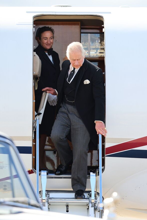 king charles leaves plane