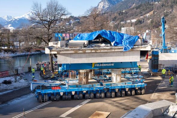 Railway bridge in Innsbruck and self-propelled modular transporters