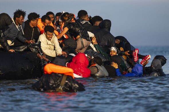 TOPSHOT-FRANCE-BRITAIN-EU-MIGRANTS