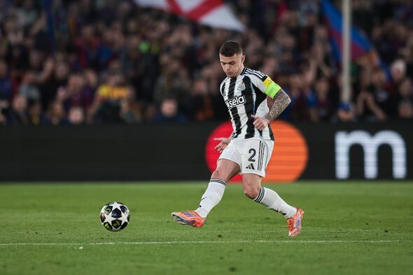 BARCELONA, SPAIN - MARCH 18: Kieran Trippier of Newcastle United pass the ball during the UEFA Champions League 2025/26 Round of