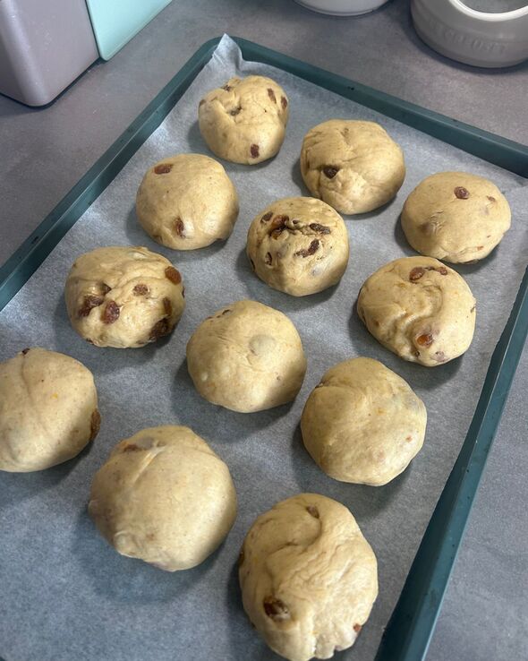 Hot cross buns on baking tray before baking