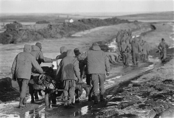 Argentine soldiers carry off their dead from GG