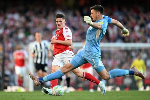 Nick Pope of Newcastle United fouls Viktor Gyokeres of Arsenal