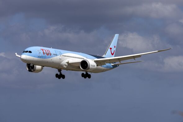 TUI Dreamliner on finals