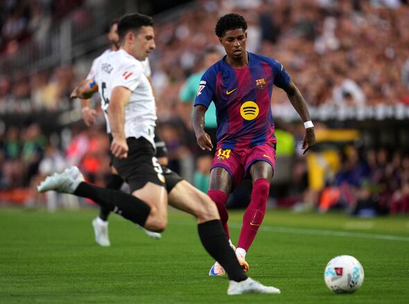 Marcus Rashford of FC Barcelona puts pressure on Cesar Tarrega of Valencia CF during the LaLiga EA Sports match between Valencia
