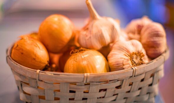 Picture of fresh onions stored next to garlic