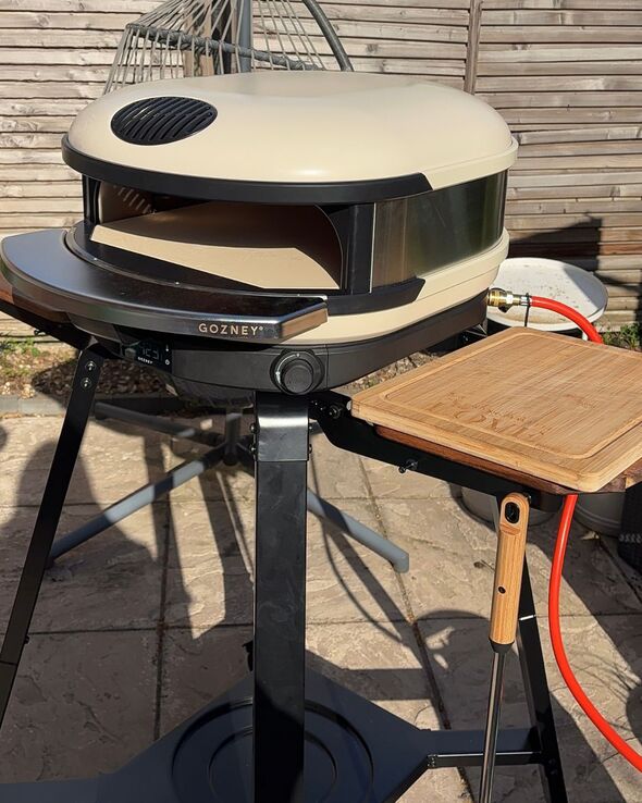 Pizza oven on stand